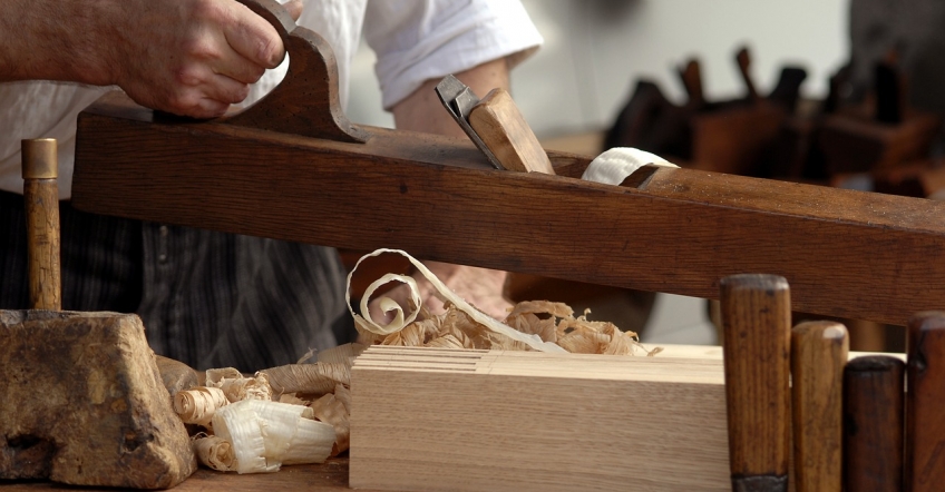 Arte en madera y mimbre: la magia de los muebles artesanales