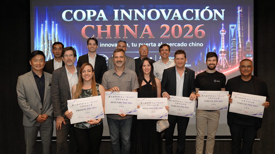 Copa innovacion china - IP - Europa News 24h Twelve award recipients pose with certificates on stage in front of a COPA INNOVACIÓN CHINA 2026 backdrop.