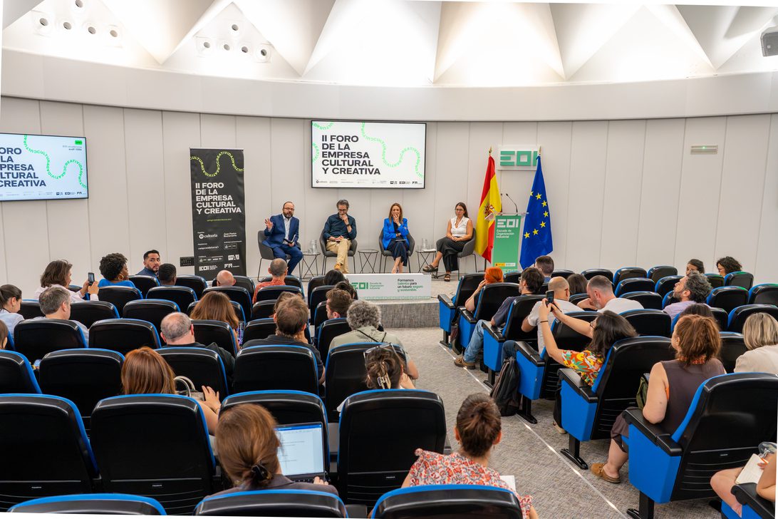 Foro ECC - IP - Europa News 24h Panel discussion on a stage with five speakers in a modern conference room; audience seated and listening.",